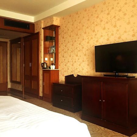 Central Plaza Hotel Dalian Exterior photo