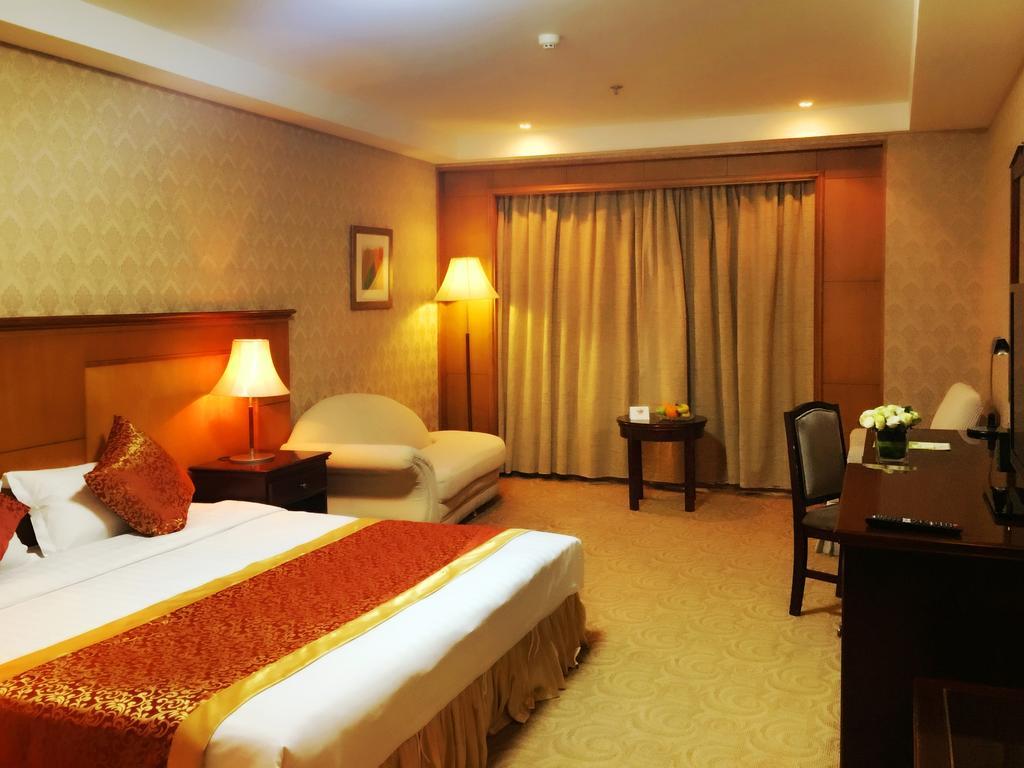 Central Plaza Hotel Dalian Exterior photo