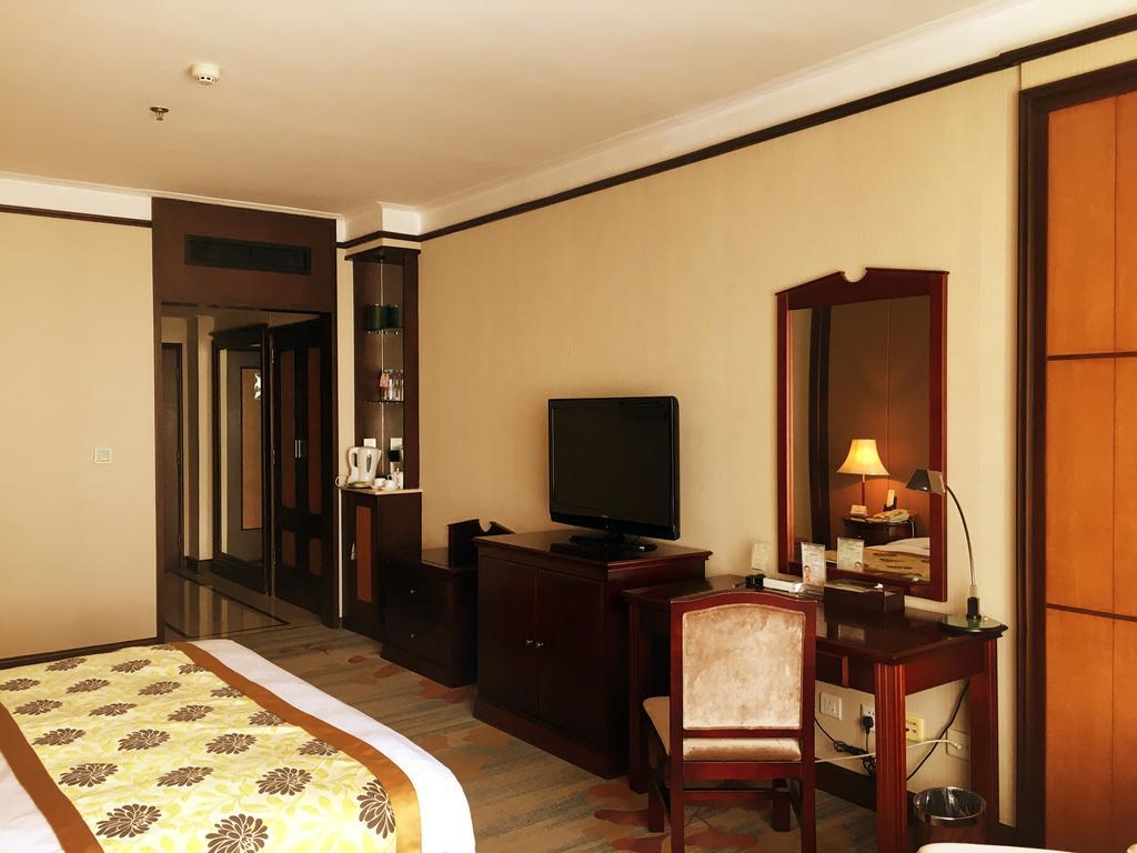 Central Plaza Hotel Dalian Exterior photo